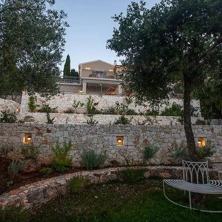 Luxury Fiscardo Walk - Heated Pool & Jacuzzi וילה