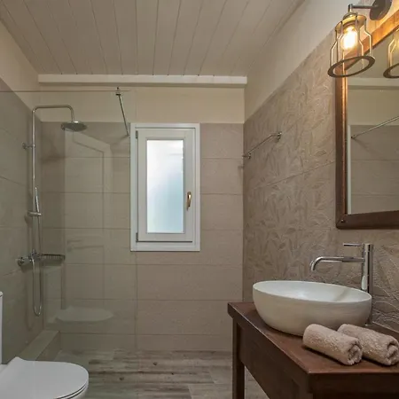 Luxury Fiscardo Walk - Heated Pool & Jacuzzi Villa