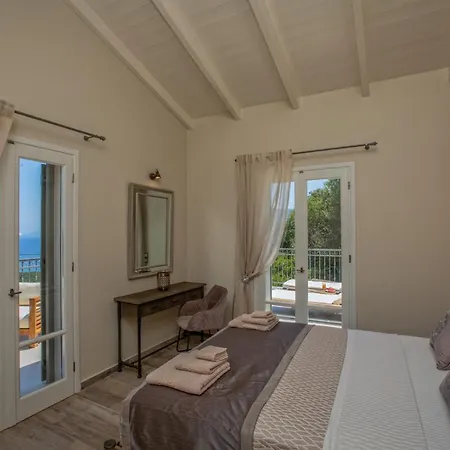 Luxury Fiscardo Walk - Heated Pool & Jacuzzi Villa *