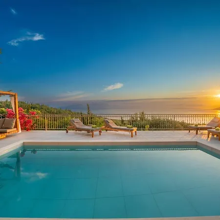 Villa Luxury Fiscardo Walk - Heated Pool & Jacuzzi