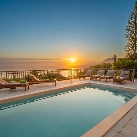 Luxury Fiscardo Walk - Heated Pool & Jacuzzi Villa