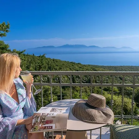 Villa Luxury Fiscardo Walk - Heated Pool & Jacuzzi Fiskardo